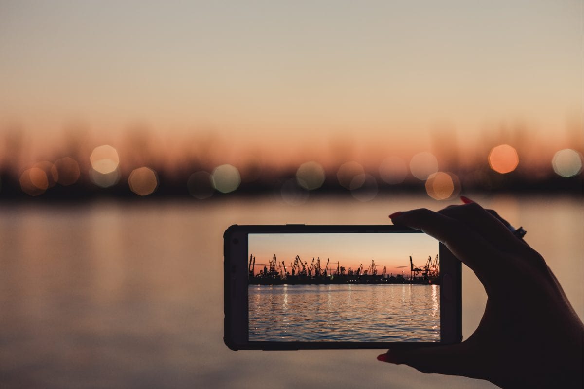 taking a panorama photo with smartphone